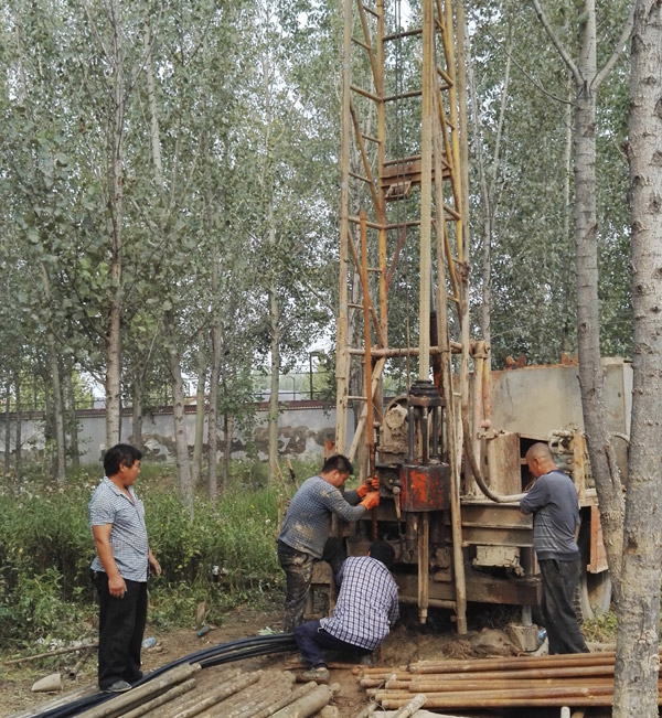 廊坊地源熱泵施工過程-鉆機(jī)打孔 廊坊地源熱泵施工過程-鉆機(jī)打孔
